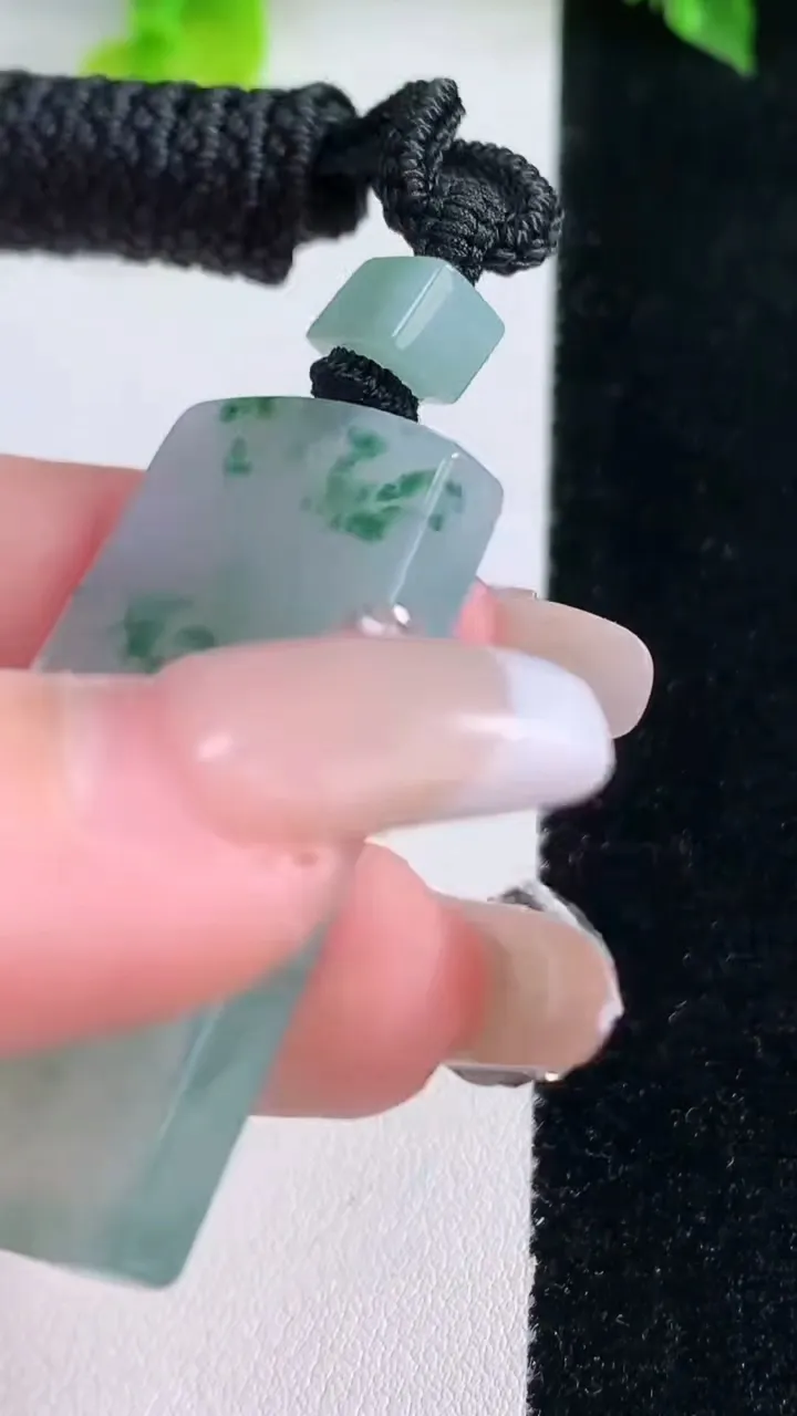 天然A货翡翠冰种飘花无事牌吊坠，尺寸43.6-27.3-4.7，重量:21.93g
1月15日