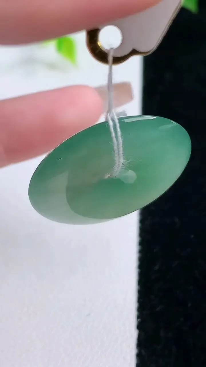 天然A货翡翠平安扣吊坠，尺寸28.7-4.6，重量:8.23g
1月15日