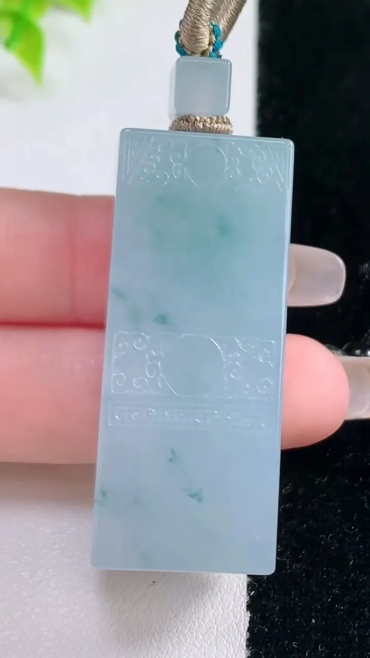 天然A货翡翠冰种紫罗兰仿古无事牌吊坠，尺寸46.3-18.6-10.2，重量:33.68g
1月15日