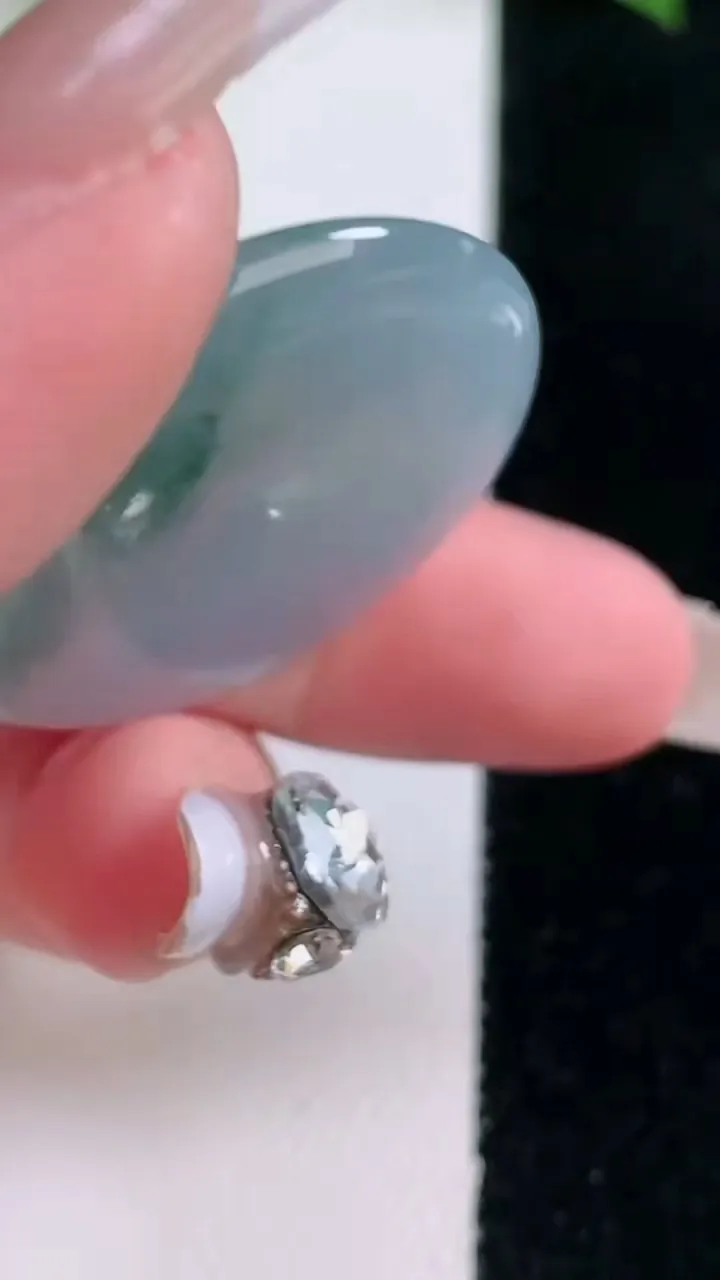 天然A货翡翠冰种紫罗兰飘花平安扣吊坠，尺寸33-5.6，重量:13.46g
1月15日