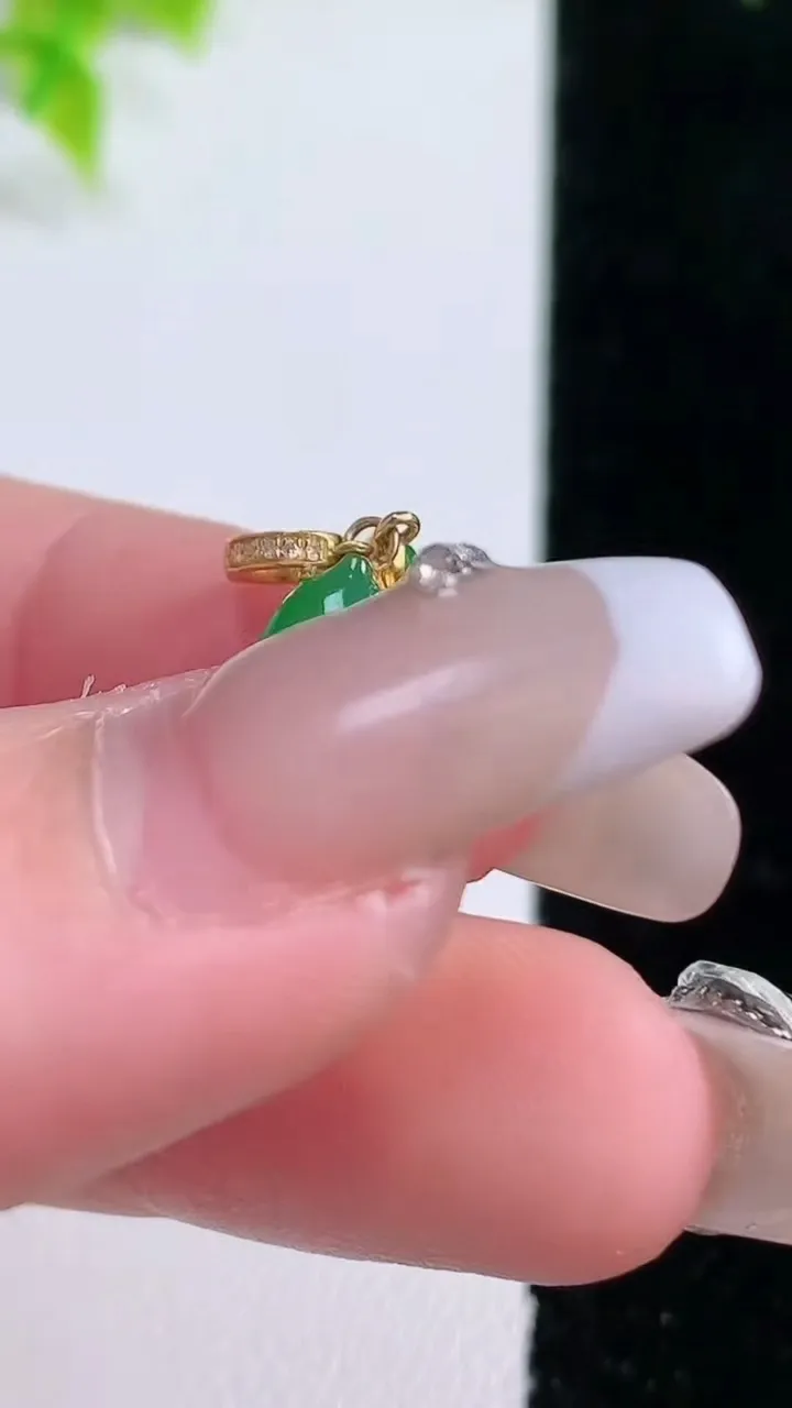 天然A货翡翠福豆吊坠，尺寸18-7.2-3.2，重量:1.34g
1月15日