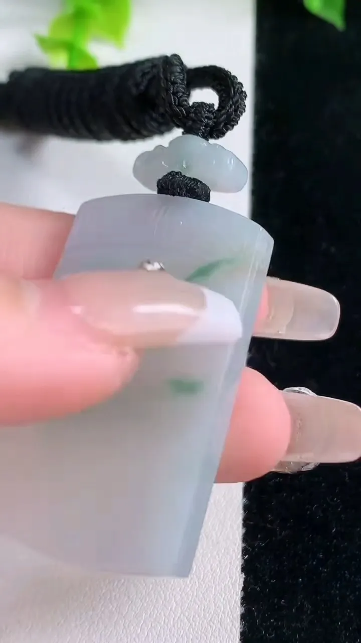 天然A货翡翠冰种飘花仿古无事牌吊坠，尺寸41.8-26.7-4.6，重量:19.44g
1月15日