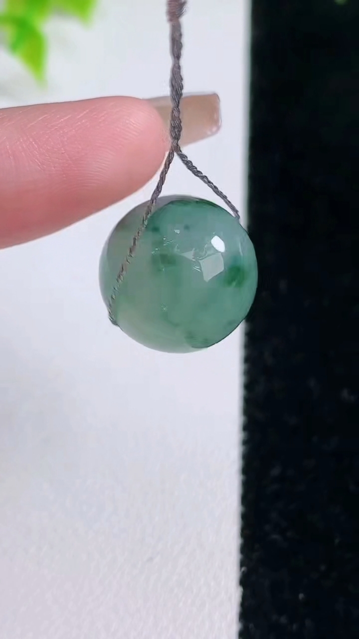 天然A货翡翠冰种飘花圆珠吊坠，尺寸15，重量:6.06g
1月15日