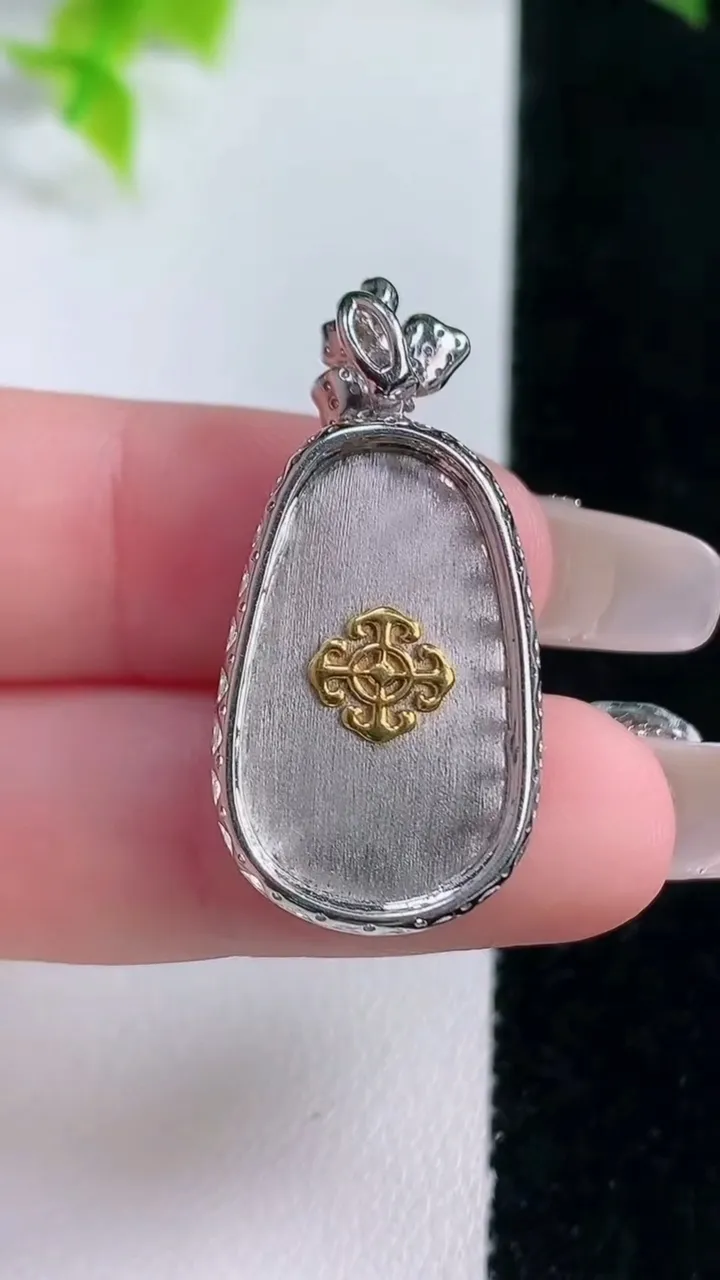 天然A货翡翠如意吊坠，尺寸33.3-16-6，裸石23-14重量:4.93g
1月15日