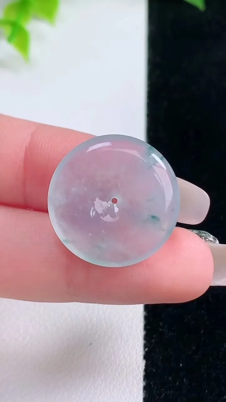 天然A货翡翠冰种飘花平安扣吊坠，尺寸21.8-3.8，重量:4.67g
1月15日