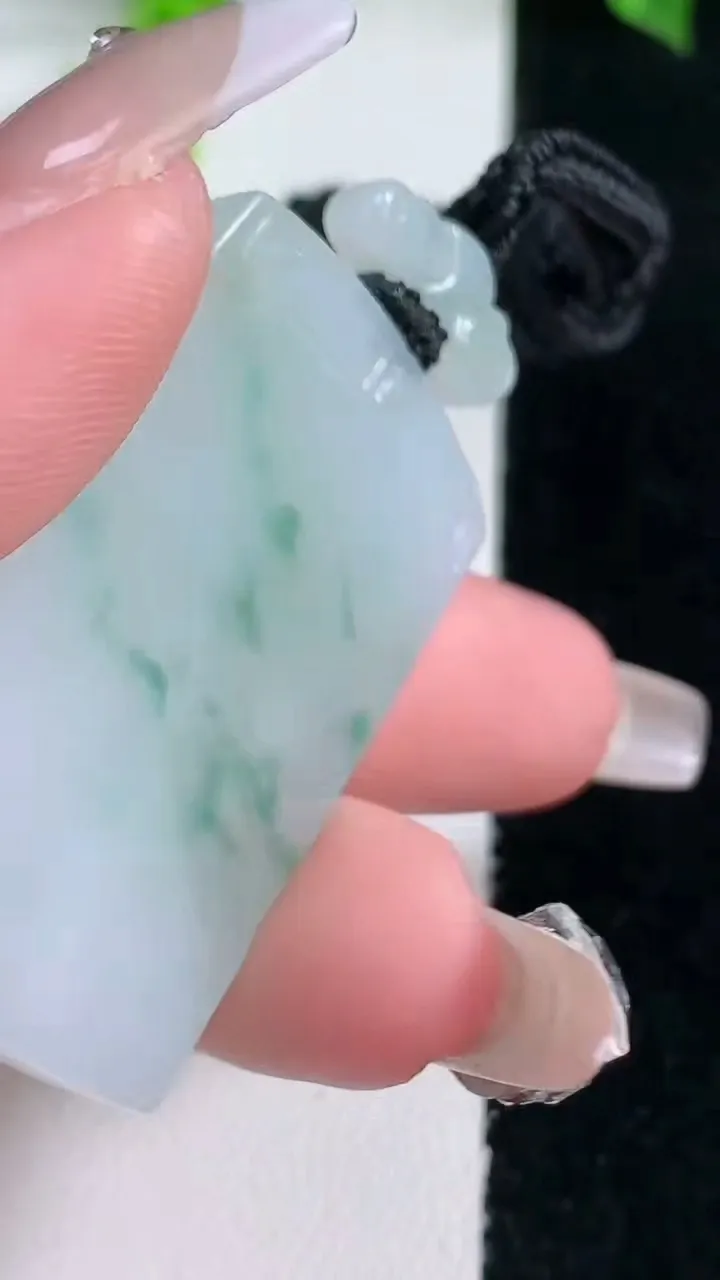 天然A货翡翠冰种飘花仿古无事牌吊坠，尺寸41.8-26.7-4.6，重量:19.44g
1月15日