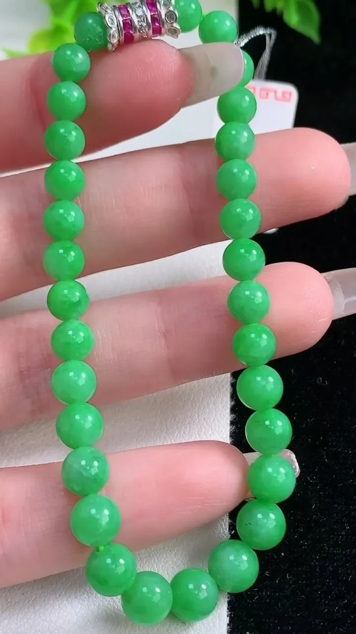 天然A货翡翠圆珠手串，尺寸6.6-31颗，重量:12.13g1月15日
工厂直销收藏佳品,种好水足，色泽均匀，有种有色，上手高大气！