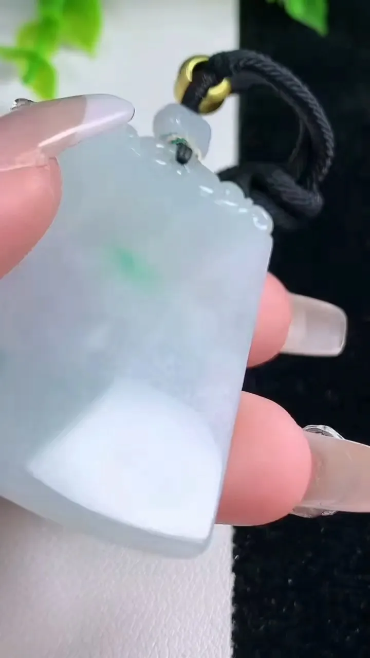 天然A货翡翠无事牌吊坠，尺寸49-31.2-4.2，重量:24.68g
1月15日