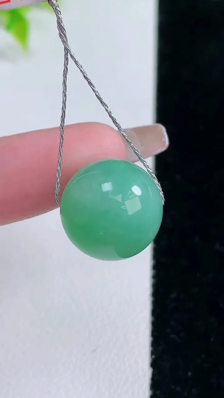 天然A货翡翠圆珠吊坠，尺寸14.6，重量:5.75g
1月15日