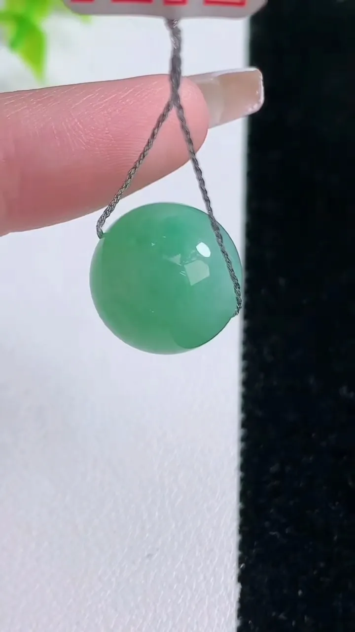 天然A货翡翠圆珠吊坠，尺寸14.6，重量:5.75g
1月15日