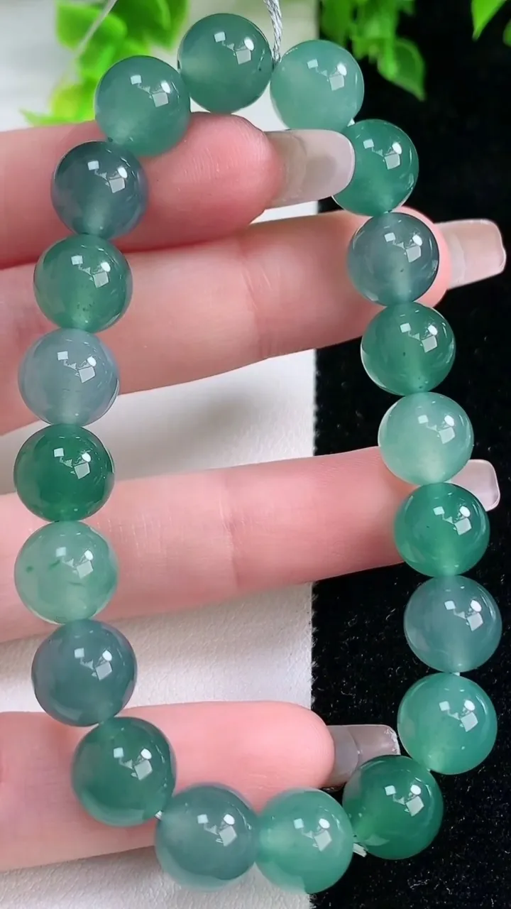 天然A货翡翠圆珠手串，尺寸9.8-20颗，重量:32.89g1月15日
工厂直销收藏佳品,种好水足，色泽均匀，有种有色，上手高大气！