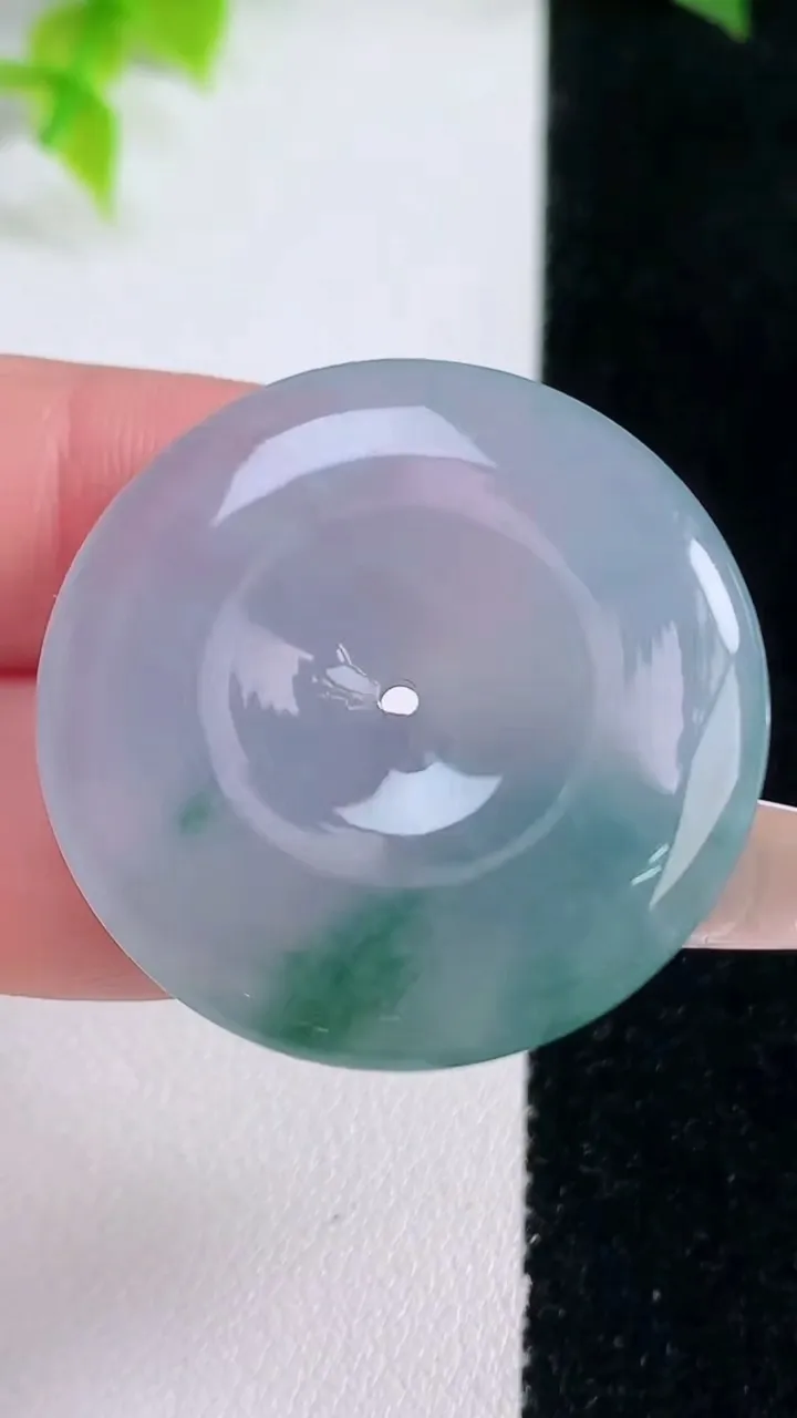 天然A货翡翠冰种紫罗兰飘花平安扣吊坠，尺寸33-5.6，重量:13.46g
1月15日