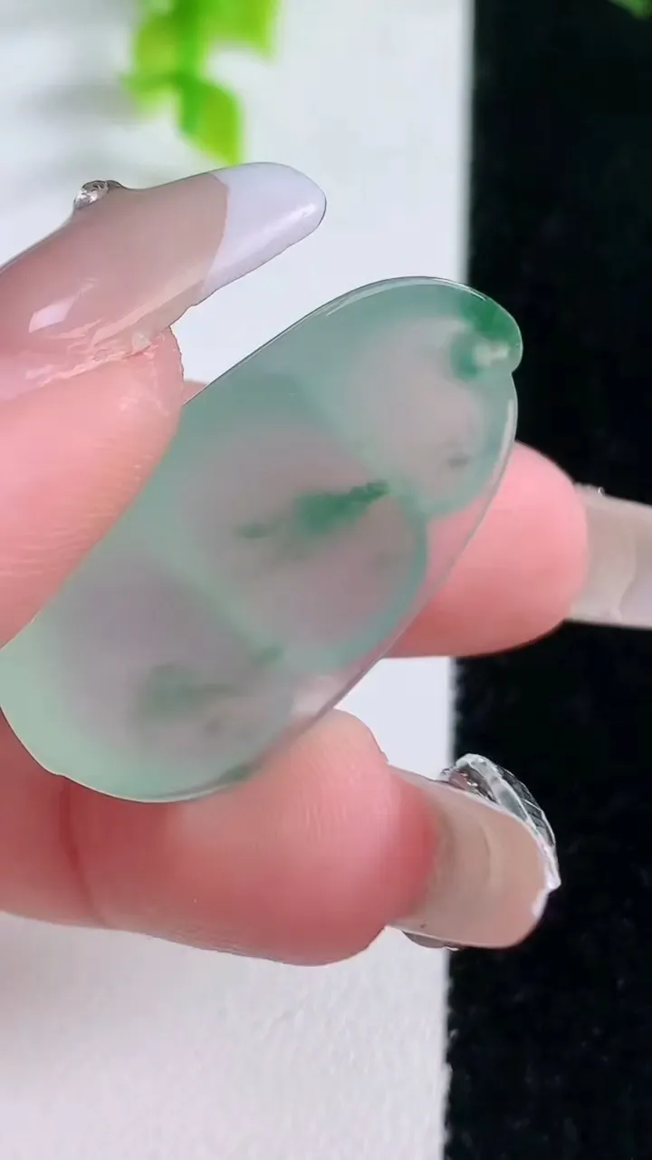 天然A货翡翠种飘花福豆吊坠，尺寸32.8-18.6-5.5，重量:6.36g
1月15日