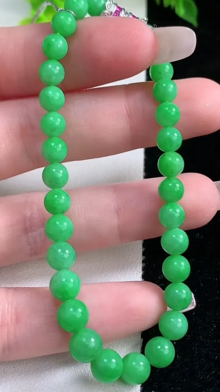 天然A货翡翠圆珠手串，尺寸6.6-31颗，重量:12.13g1月15日
工厂直销收藏佳品,种好水足，色泽均匀，有种有色，上手高大气！
