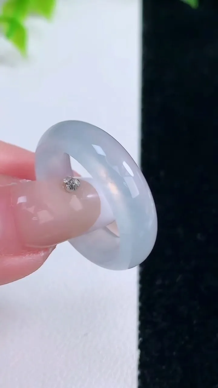 天然A货翡翠指环戒指，尺寸17.8-6.2-3.4，重量:4.66g2026年1月15日
工厂直销收藏佳品,种好水足，色泽均匀，有种有色，上手高大气！