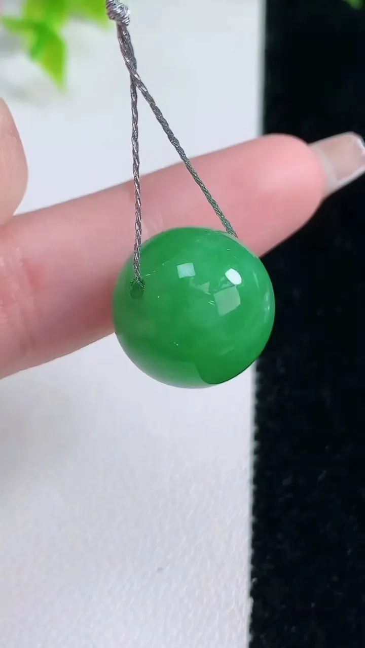 天然A货翡翠圆珠吊坠，尺寸14.8，重量:5.85g
1月15日