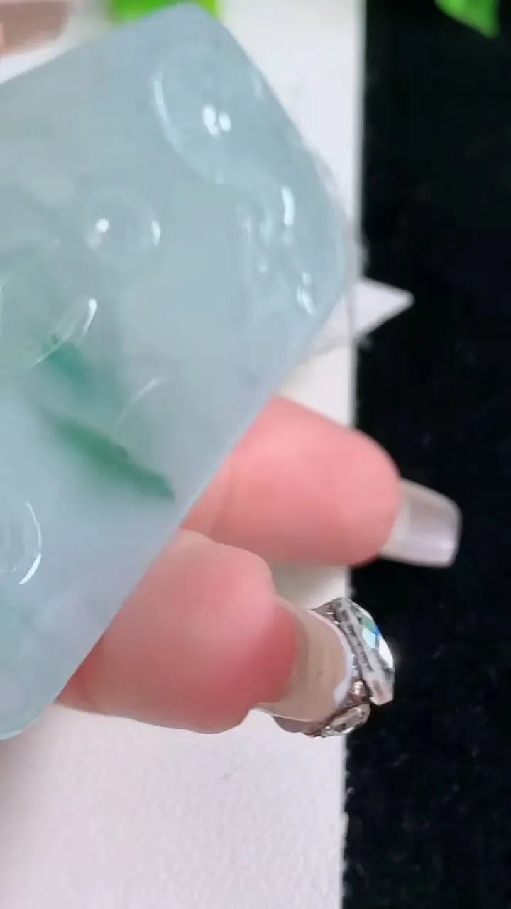 天然A货翡翠种飘花祥龙阿弥陀佛吊坠，尺寸68.8-37.4-5.4，重量:35.12g
1月15日