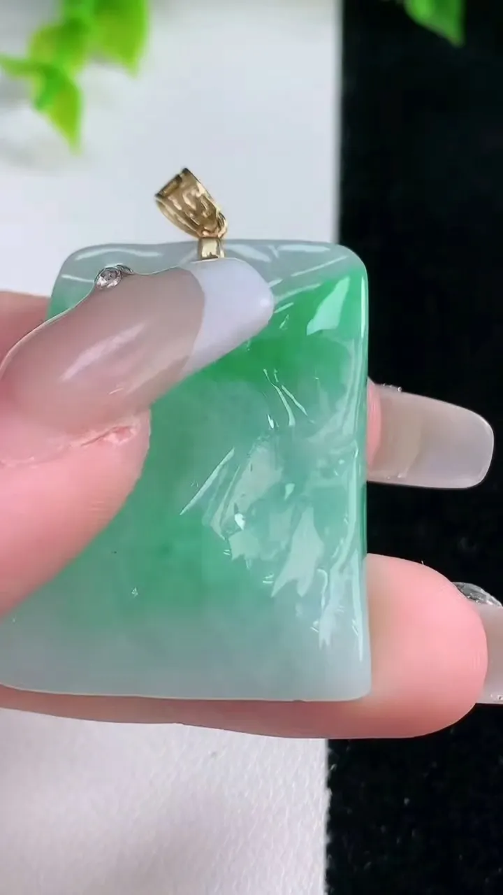 天然A货翡翠山水无相佛吊坠，尺寸346-28.6-6.7，重量:15.40g
1月15日