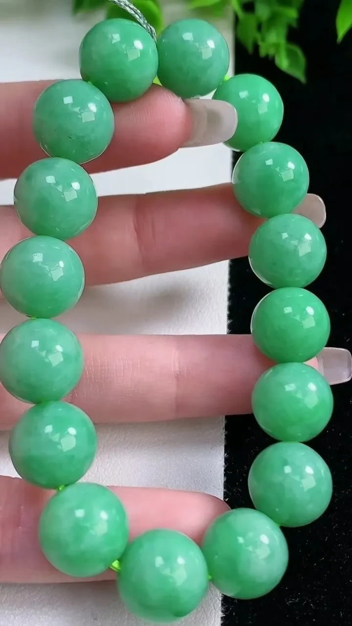 天然A货翡翠圆珠手串，尺寸12.4-16颗，重量:53.45g1月15日
工厂直销收藏佳品,种好水足，色泽均匀，有种有色，上手高大气！