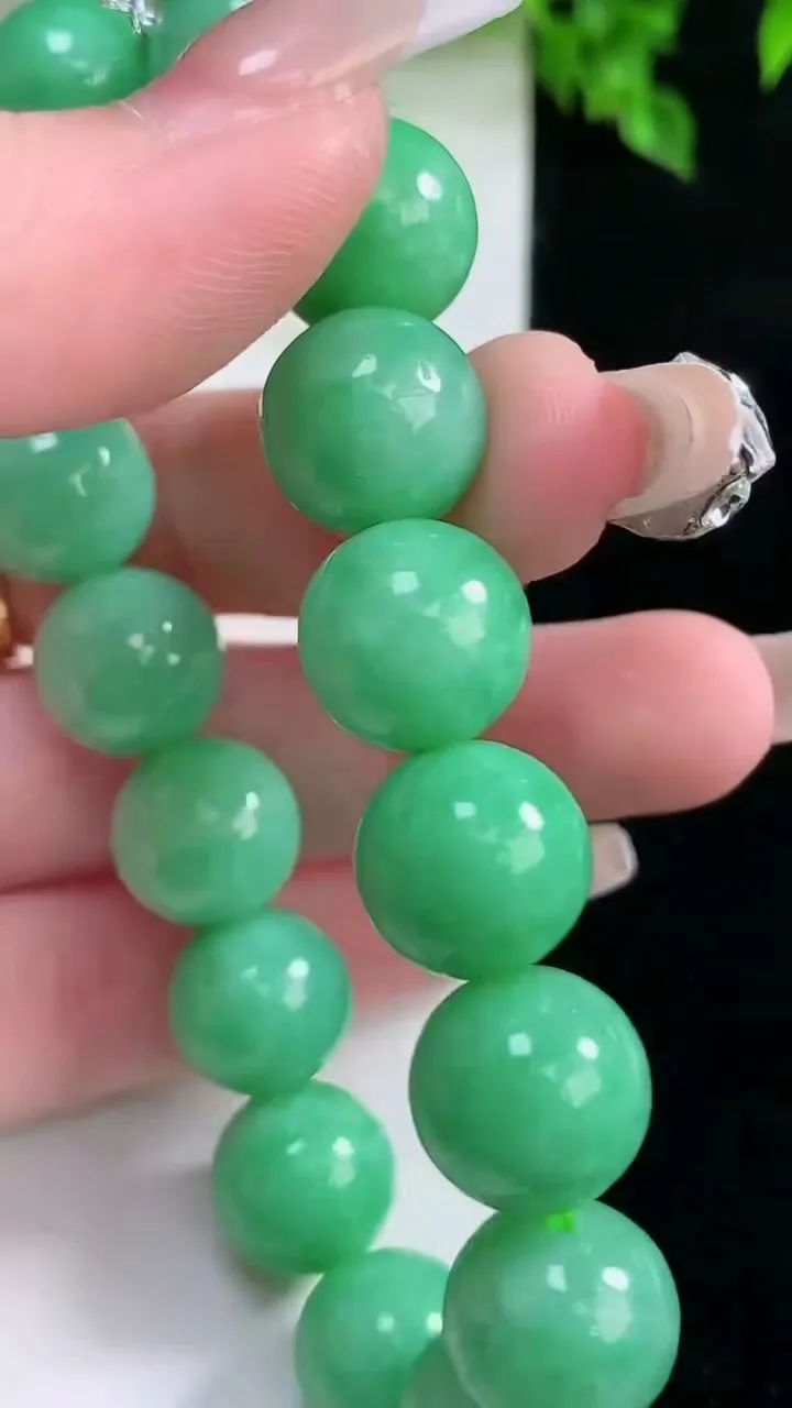 天然A货翡翠圆珠手串，尺寸12.4-16颗，重量:53.45g1月15日
工厂直销收藏佳品,种好水足，色泽均匀，有种有色，上手高大气！