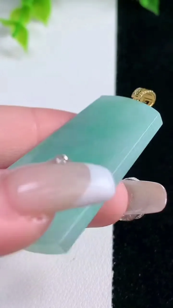 天然A货翡翠无事牌吊坠，尺寸44.8-28-3.5，重量:13.05g
1月15日