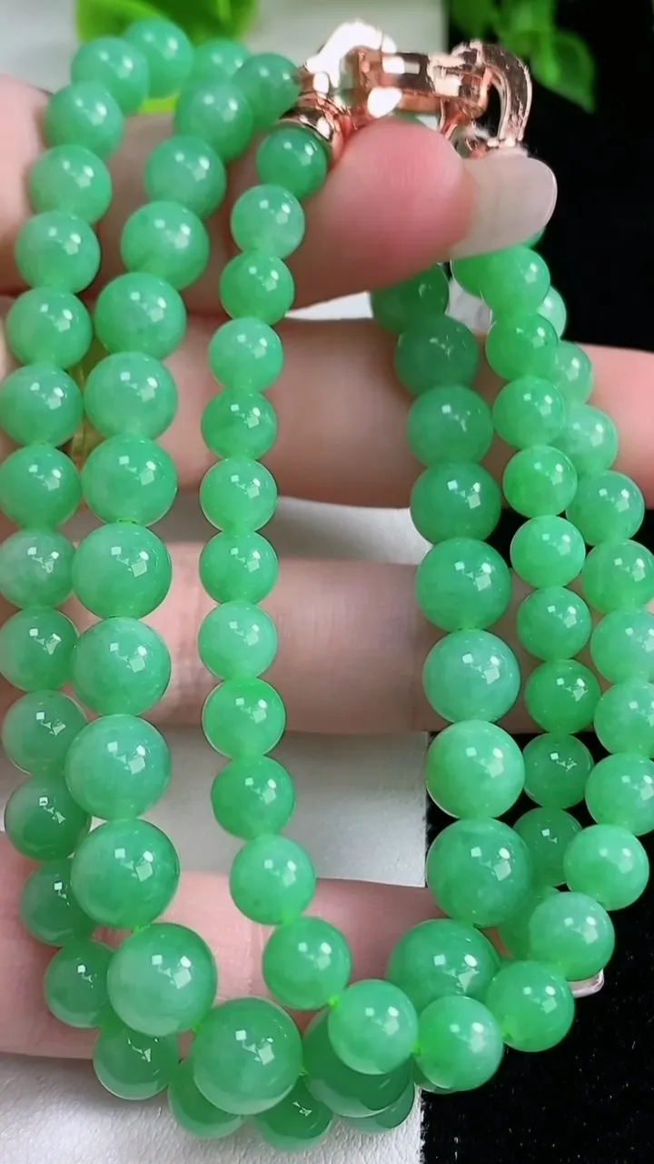 天然A货翡翠圆珠项链，尺寸8.2-87颗，重量:44.81g1月15日
工厂直销收藏佳品,种好水足，色泽均匀，有种有色，上手高大气！