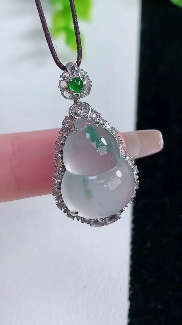 天然A货翡翠种飘花葫芦吊坠，尺寸30.6-16.6-10.3，裸石18.4-13.5重量:4.89g