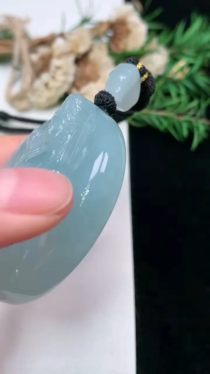 天然A货翡翠大势至观音菩萨吊坠，尺寸48.4-40-11.7，重量:51.78g
1月16日