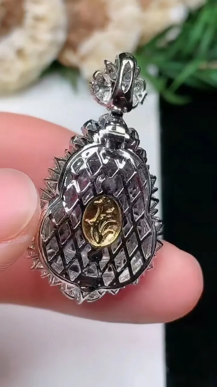 天然A货翡翠葫芦吊坠，尺寸32.9-19-12.6，裸石18-15.3，重量:8.24g
1月16日