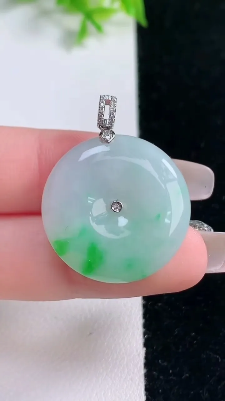 天然A货翡翠平安扣吊坠，尺寸25.4-5.8，重量:8.68g
1月16日