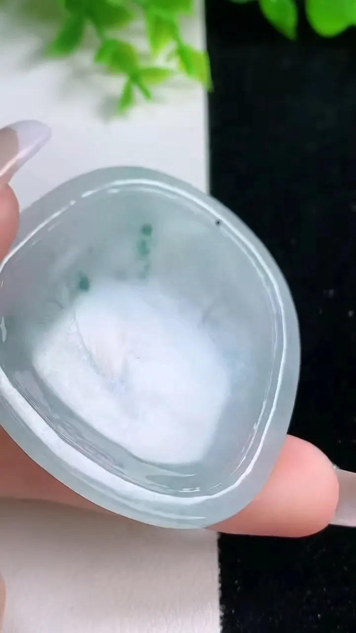 天然A货翡翠冰种飘花生肖羊吊坠，尺寸53.3-47.4-5.2，重量:25.12g
1月16日