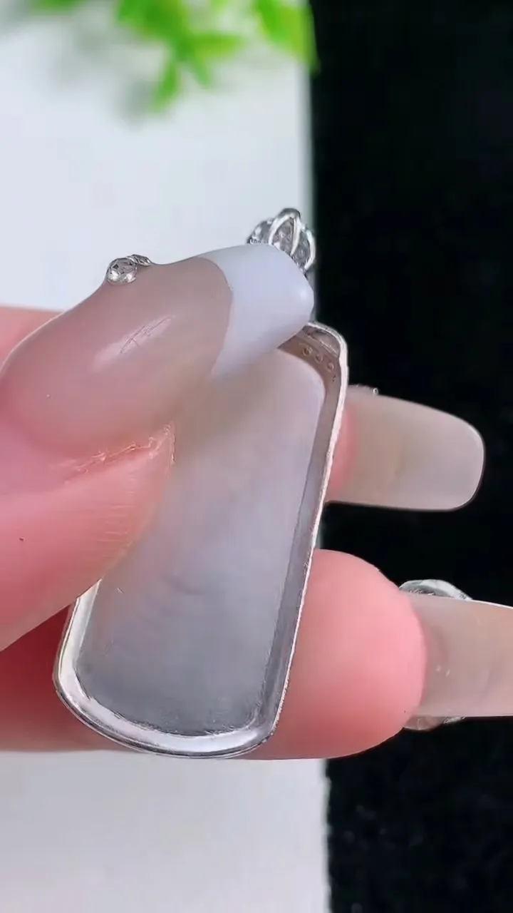 天然A货翡翠无事牌吊坠，尺寸35.5-14-4.9，裸石26-12.3重量:4.56g
1月16日