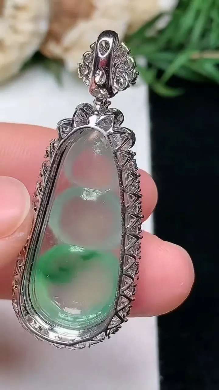 天然A货翡翠福豆吊坠，尺寸41.2-16.2-11.2裸石26.9-12，重量:5.74g
1月16日