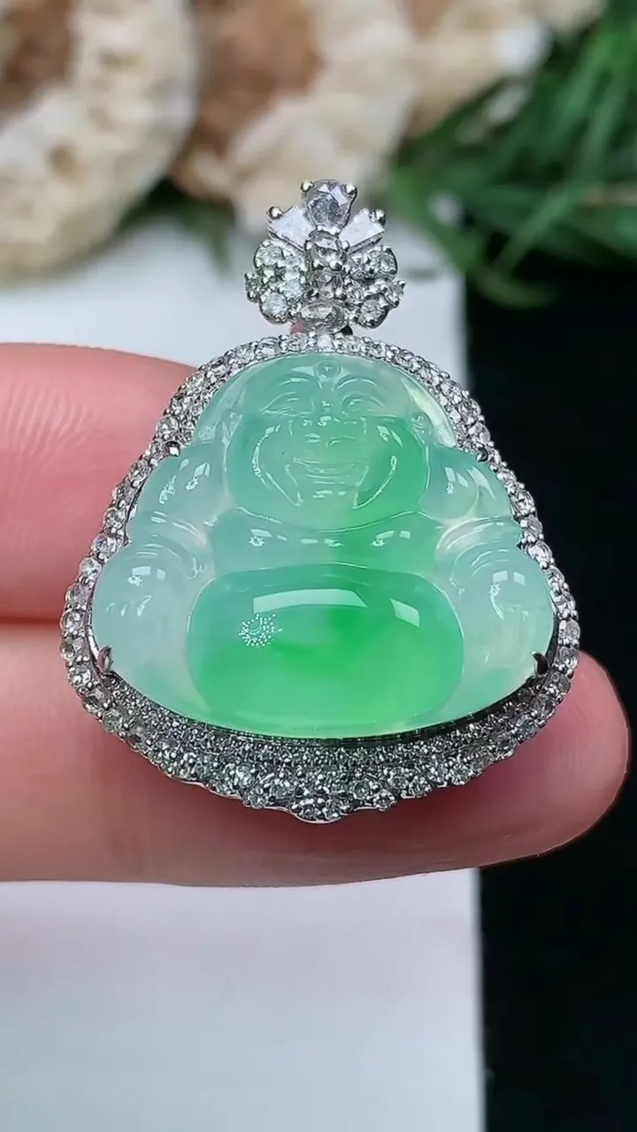 天然A货翡翠佛公吊坠，尺寸30-23.2-11.8，裸石17.2-20，重量:7.56g
1月16日