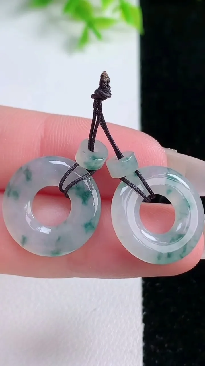 天然A货翡翠飘花平安环吊坠一对，尺寸17.4-2.7，重量:3.86g
1月16日