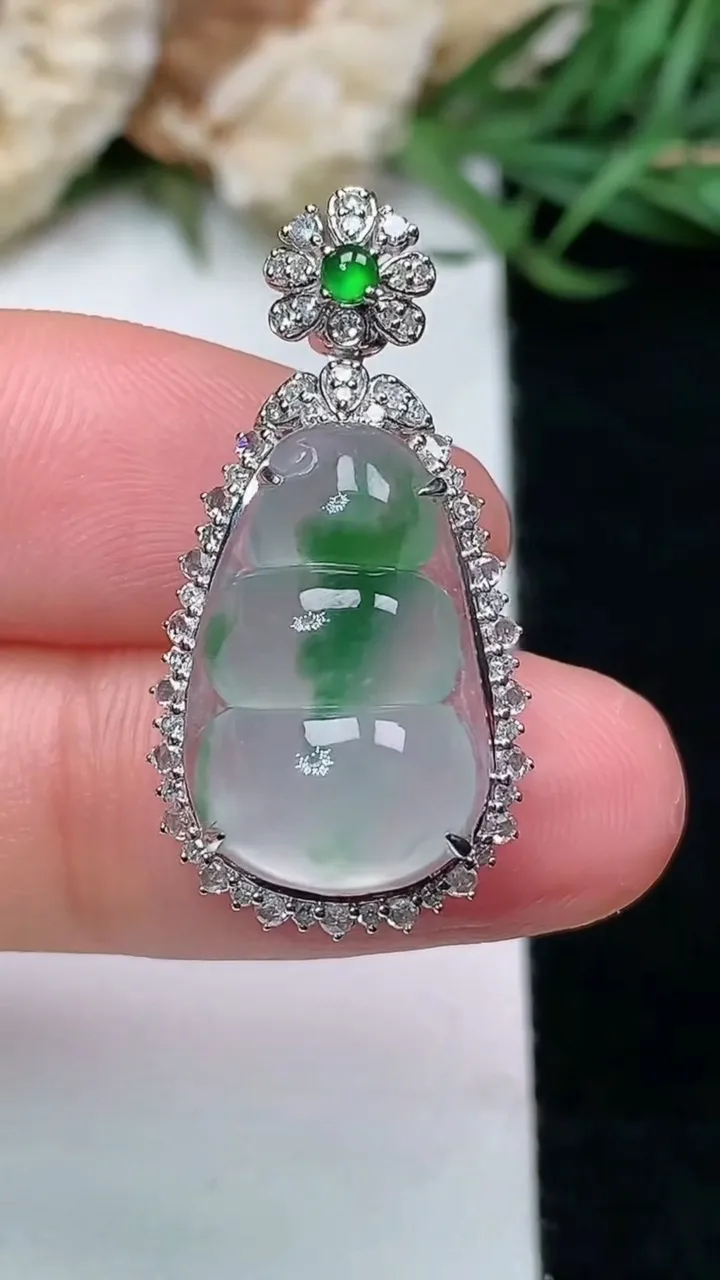 天然A货翡翠福豆吊坠，尺寸28.8-14.7-10，裸石17.6-11，重量:3.27g
1月16日