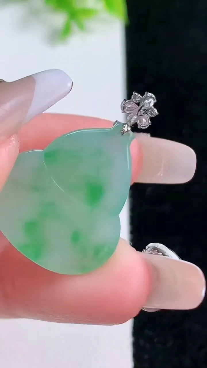 天然A货翡翠葫芦吊坠，尺寸23-20.2-5.5，重量:4.52g
1月16日