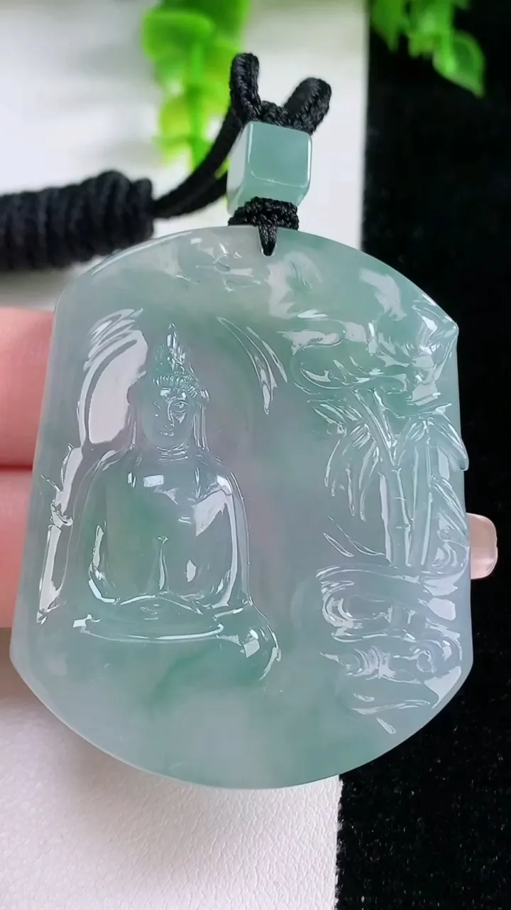天然A货翡翠种飘花观音菩萨吊坠，尺寸52-42-5.2，重量:34.89g
1月16日