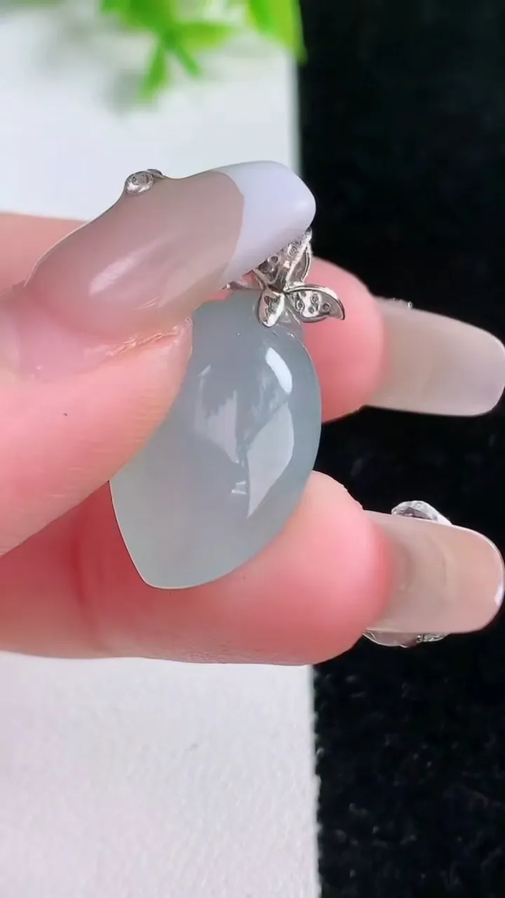 天然A货翡翠种飘花寿桃吊坠，尺寸22.8-14-8.3，重量:4.06g
1月16日