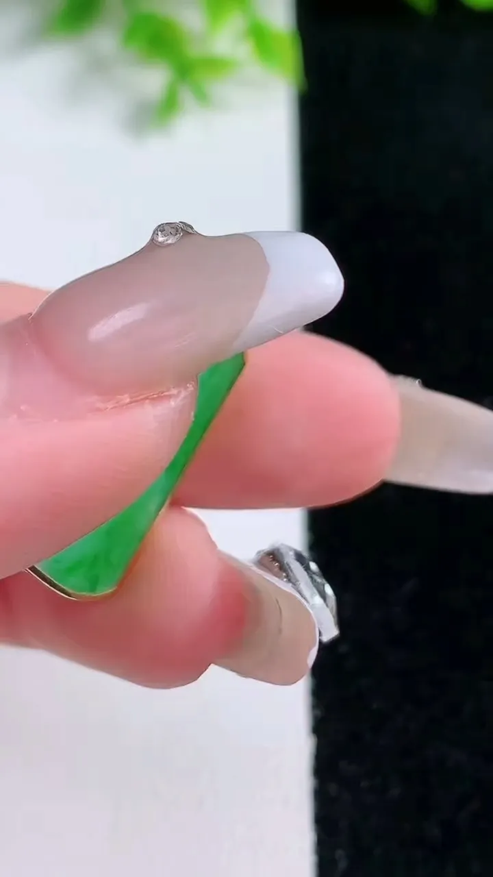 天然A货翡翠无事牌吊坠，尺寸20.8-12-2.8，重量:2.42g
1月16日