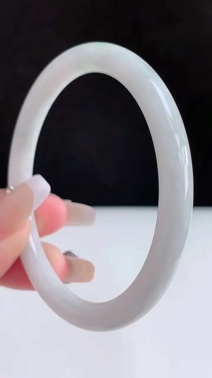 圈口56-57翡翠a圆条手镯尺寸57-7，重:25.25g1月16日