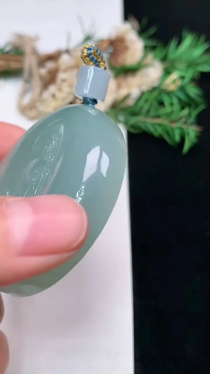 天然A货翡翠观音菩萨吊坠，尺寸51-10.5，重量:64.53g
1月16日
