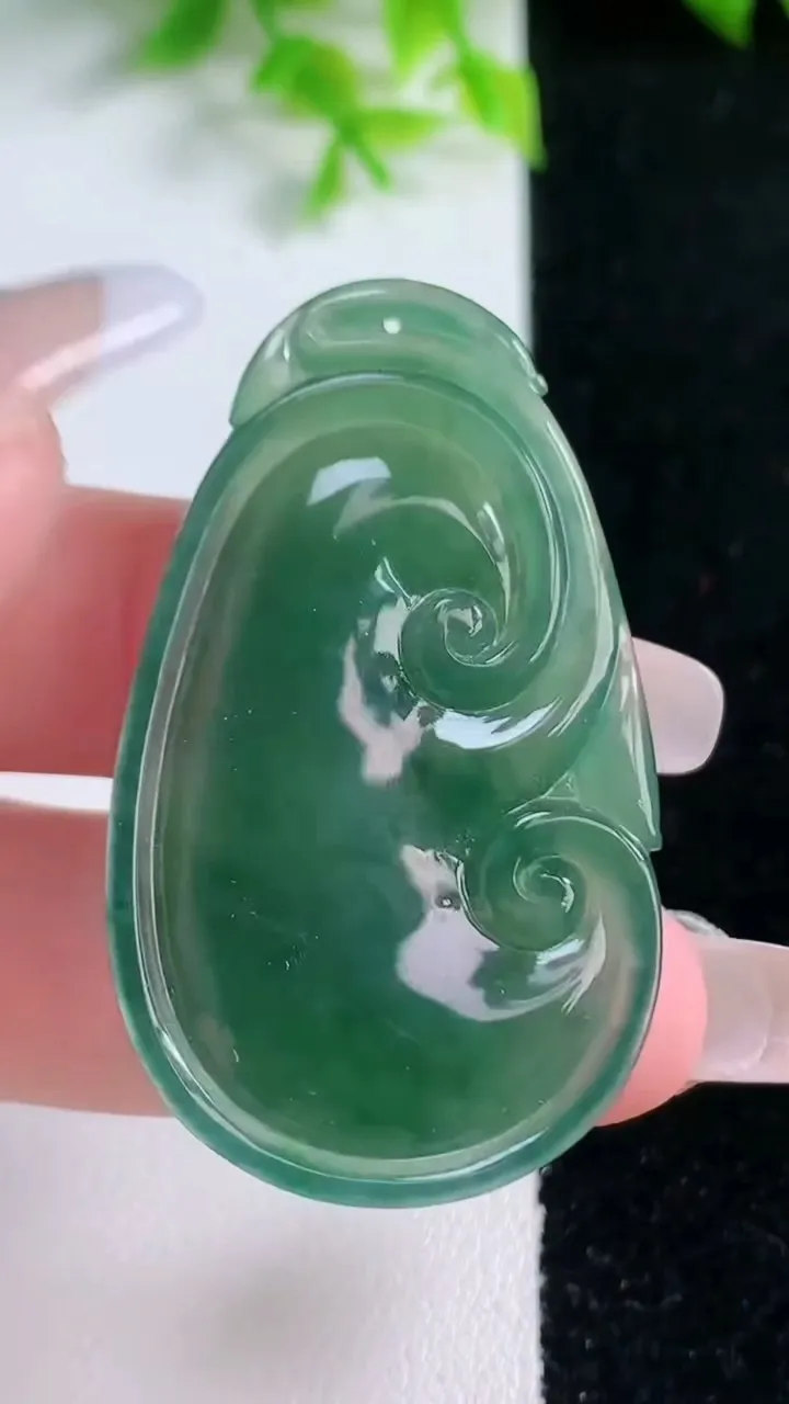 天然A货翡翠如意吊坠，尺寸46-26.7-5.4，重量:12.08g
1月16日