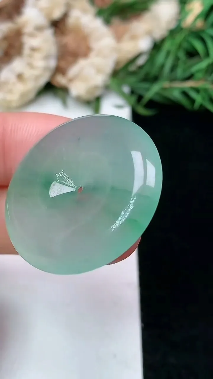 天然A货翡翠平安扣吊坠，尺寸28.5-5.8，重量:9.68g
1月16日