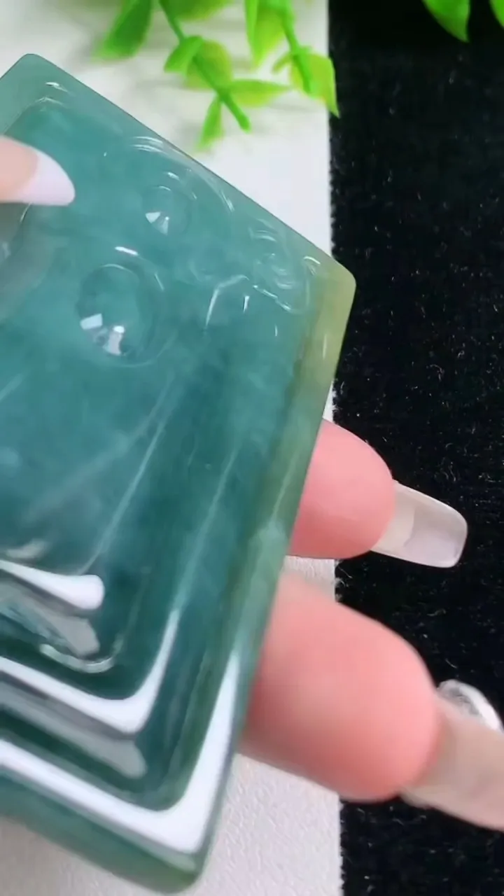 天然A货翡翠山水阿弥陀佛吊坠，尺寸69.7-43.5-6.8，重量:64.37g
1月16日