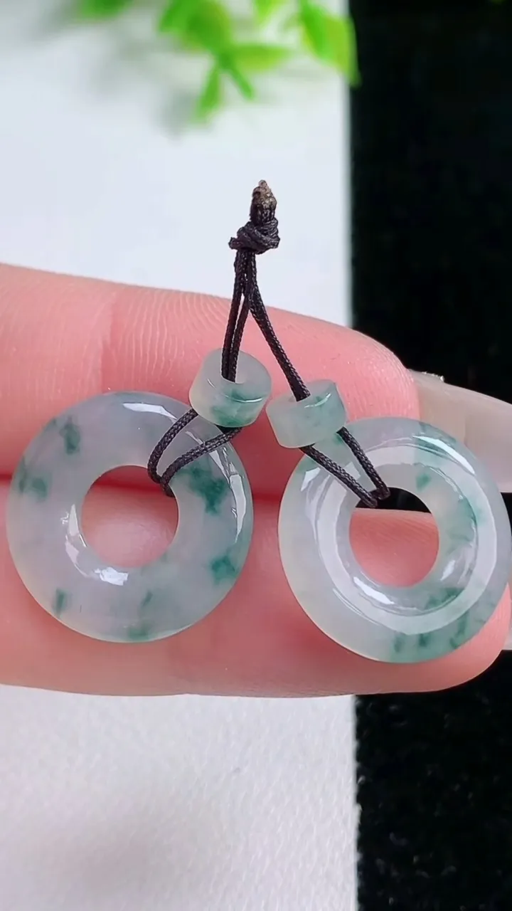 天然A货翡翠飘花平安环吊坠一对，尺寸17.4-2.7，重量:3.86g
1月16日