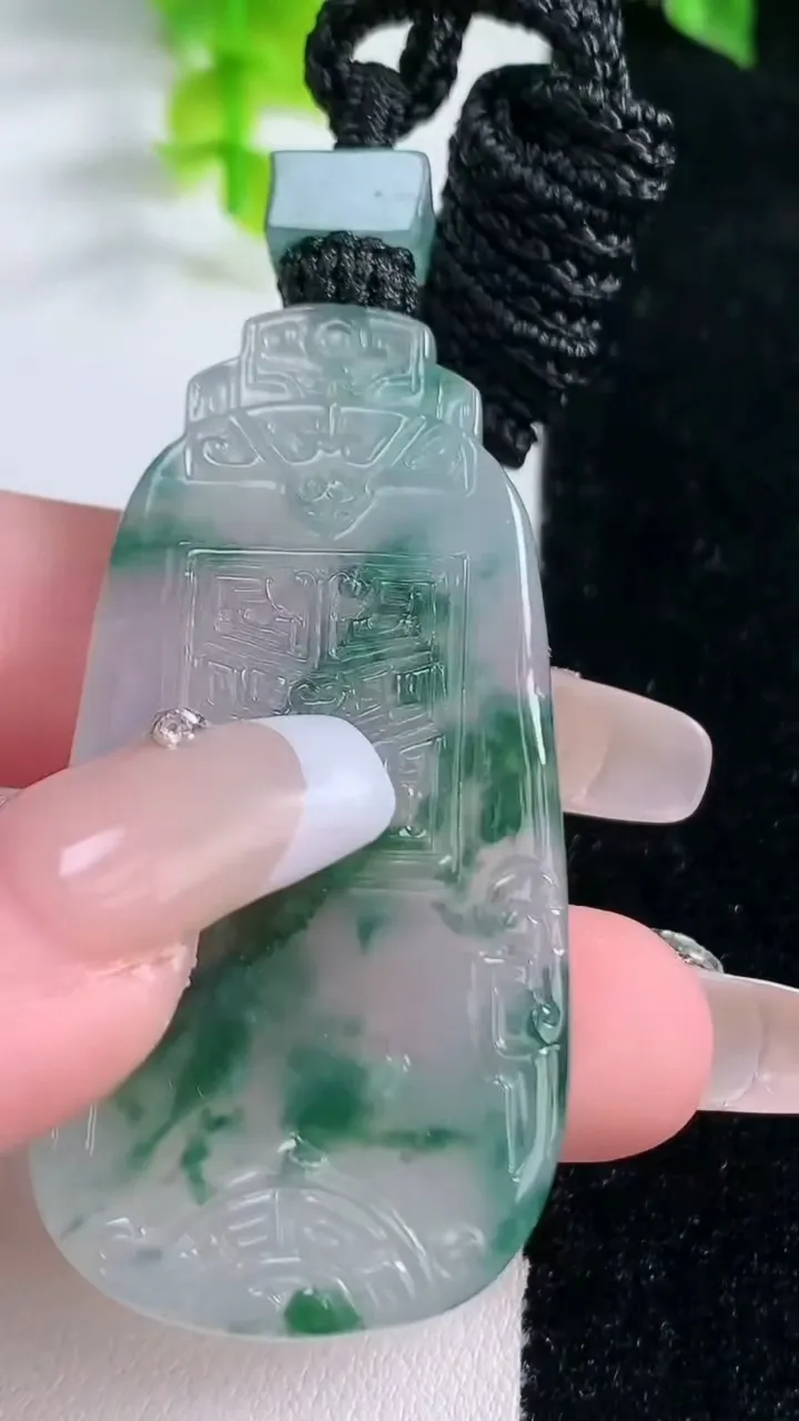 天然A货翡翠种飘花仿古无事牌吊坠，尺寸53.3-26.6-5，重量:23.25g
1月16日