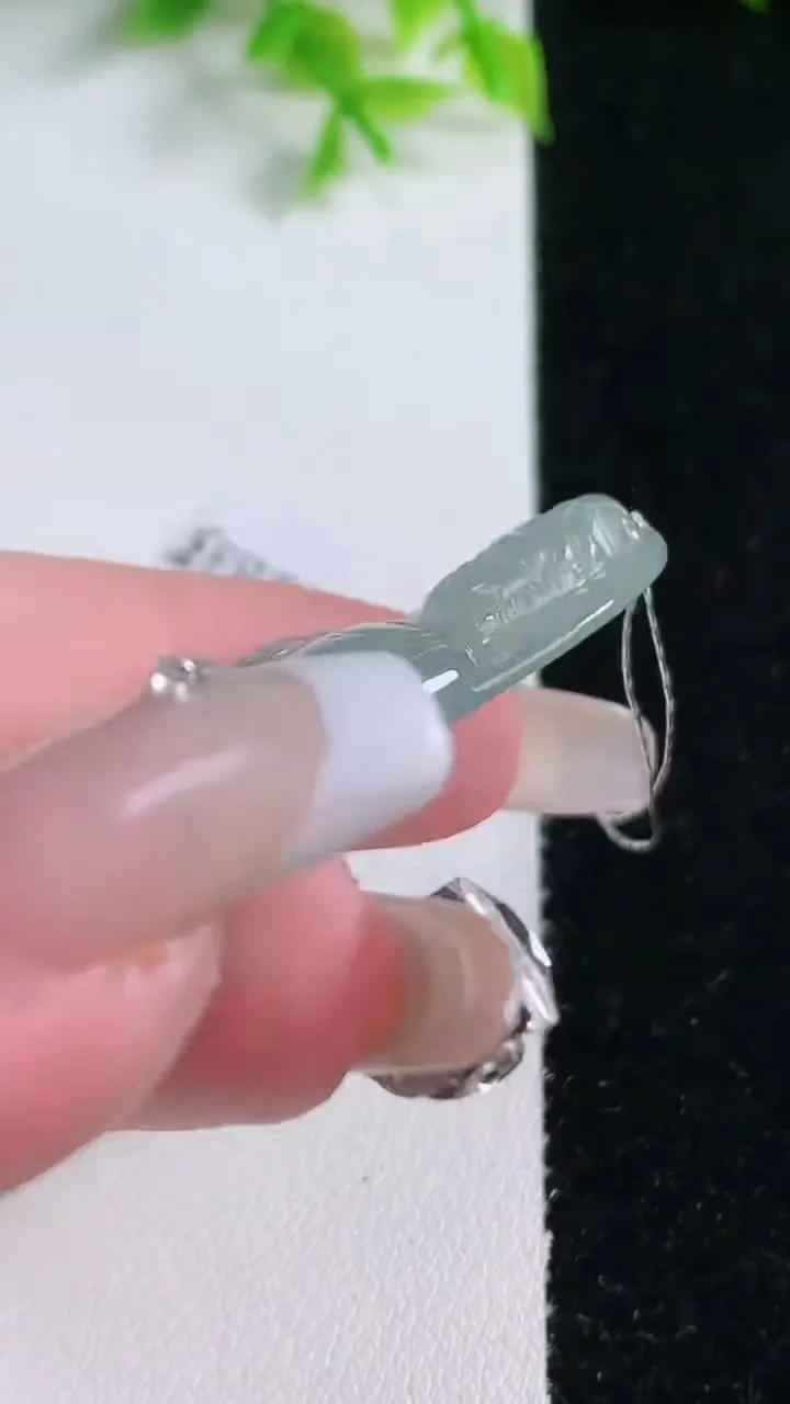 天然A货翡翠观音菩萨吊坠，尺寸45.6-25-4.5，重量:9.26g
1月16日