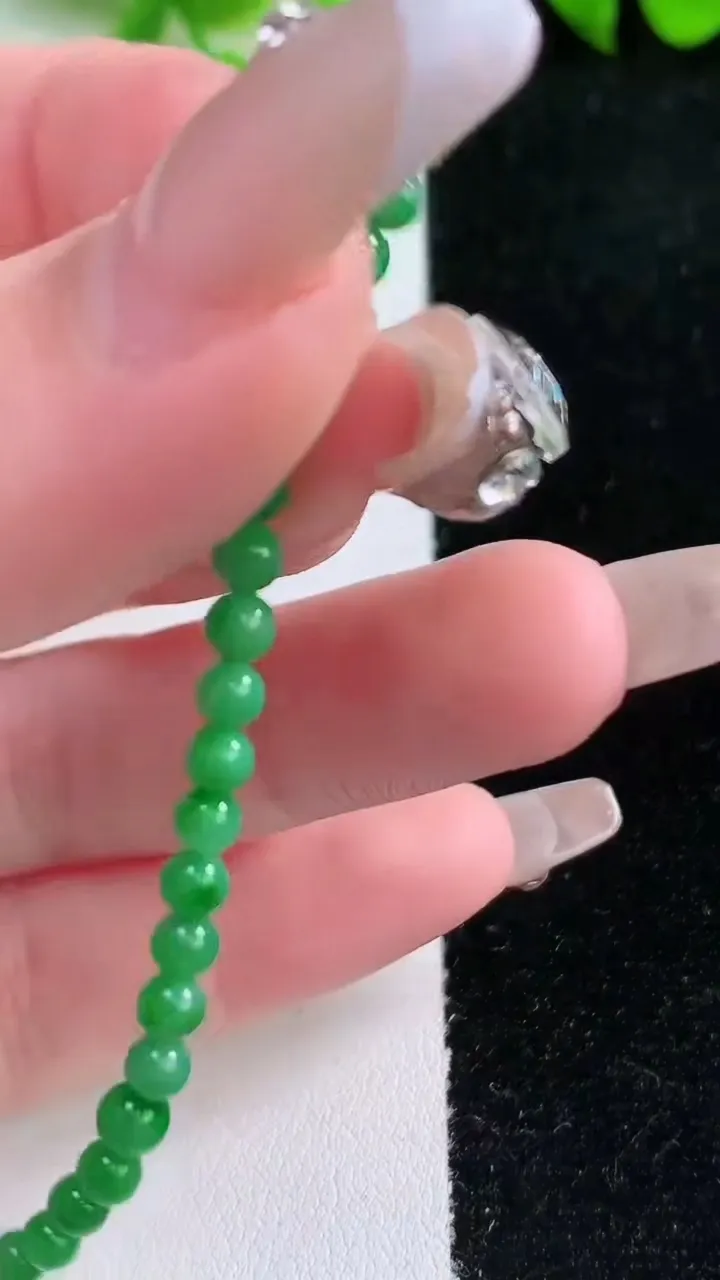天然A货翡翠小米珠手串，尺寸3.5-45颗，重量:5.06g1月16日
工厂直销收藏佳品,种好水足，色泽均匀，有种有色，上手高大气！
