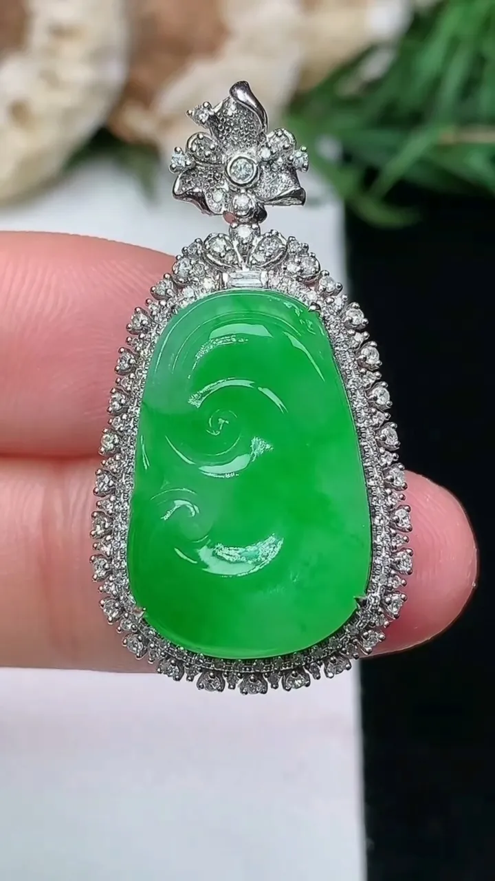 天然A货翡翠如意吊坠，尺寸33.7-17.8-8.2，裸石19.8-13，重量:4.83g
1月16